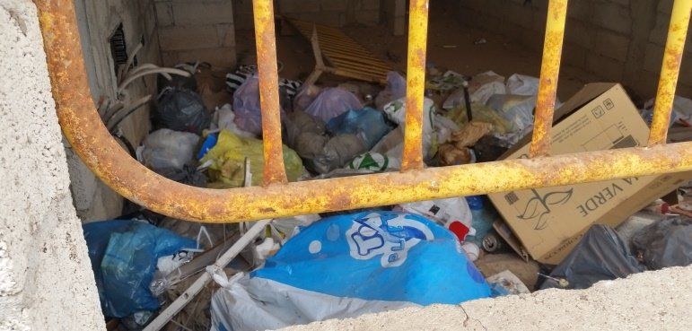 Un lector de La Voz se queja de la basura acumulada en una construcción en Argana