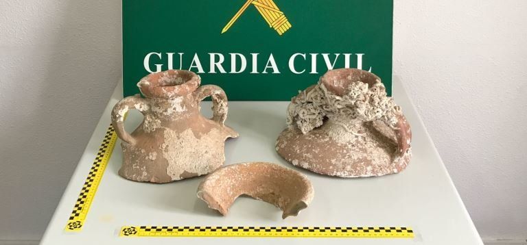La Guardia Civil interviene tres piezas de ánforas de origen romano en un alojamiento turístico de Tías