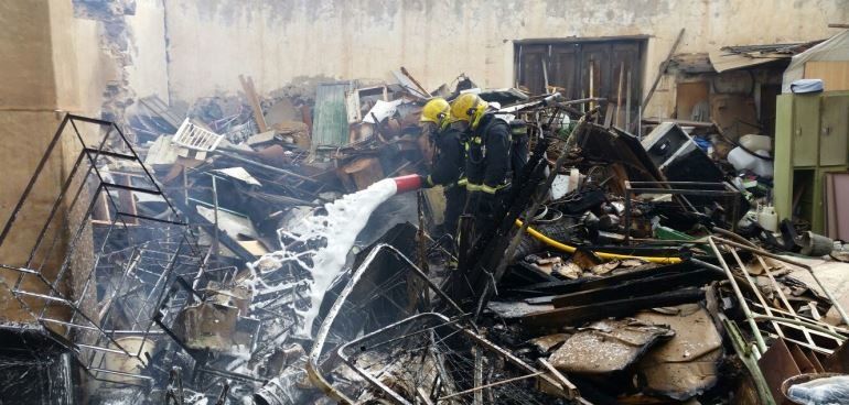 Los bomberos apagan el fuego en una casa abandonada de Arrecife