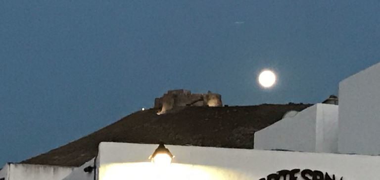 Bella estampa de la luna llena junto al Castillo de Guanapay