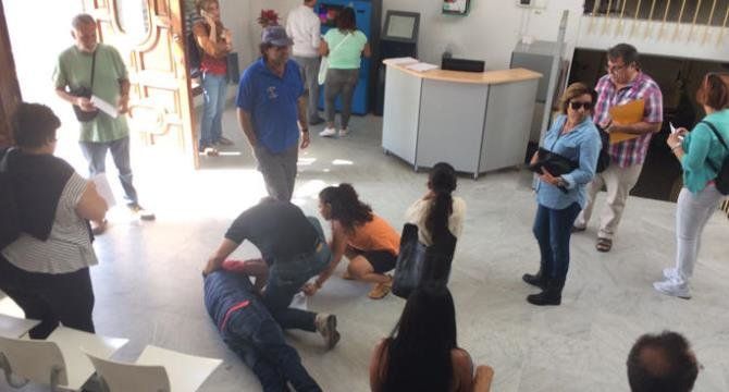 Susto en el Ayuntamiento de Arrecife tras caer un vecino desplomado