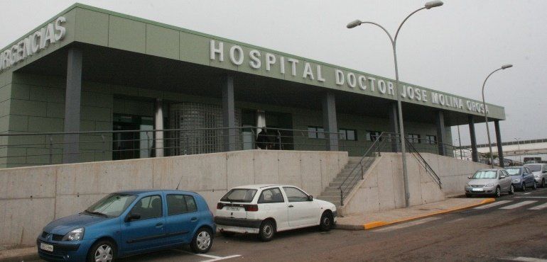 Trasladada al hospital una mujer por inhalación de humo en su vivienda de Arrecife