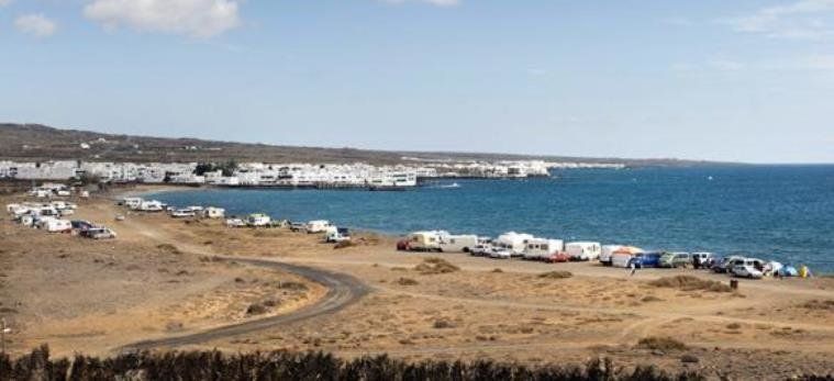 Villalba critica la permisividad" del Ayuntamiento de Haría con las acampadas de caravanas