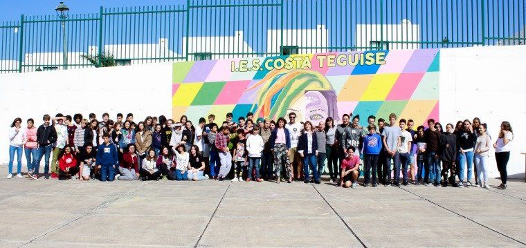El IES Costa Teguise luce nuevo mural contra la desigualdad y el acoso escolar