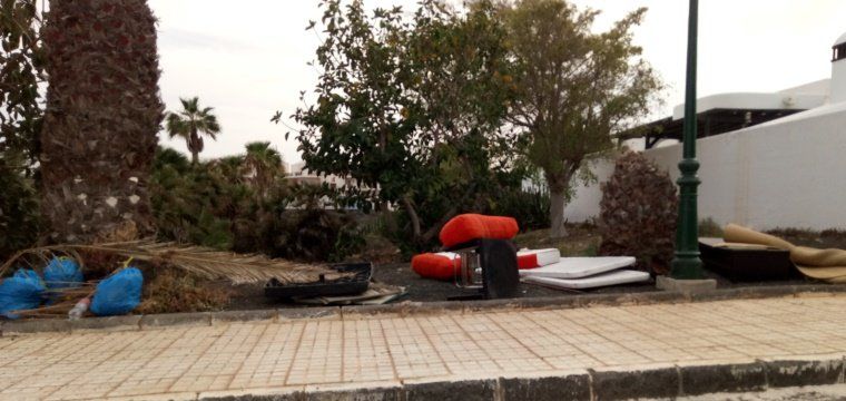 Denuncian que "vecinos incívicos" dejan "muebles tirados" en la calle en Costa Teguise