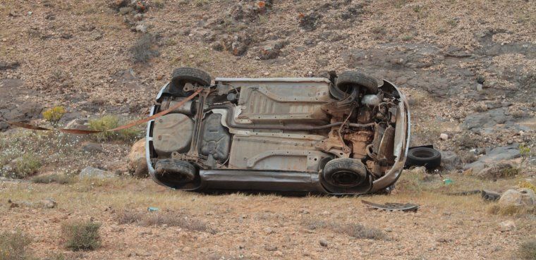 Dos heridos de carácter grave en el vuelco de un turismo cerca de Nazaret