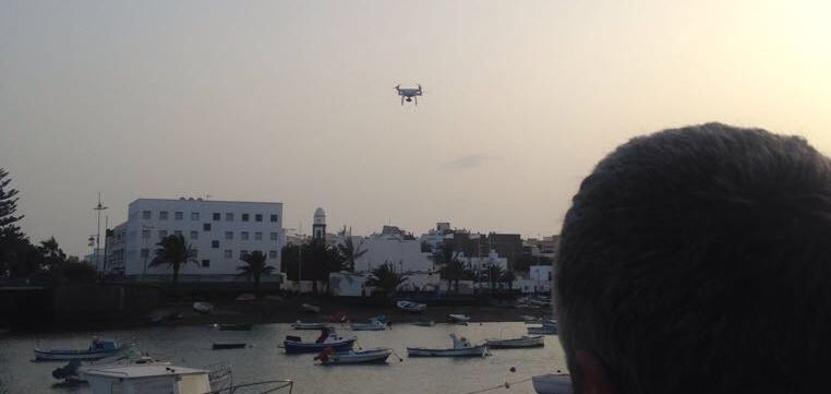 La Policía Local denuncia a una persona por el uso inadecuado de un dron en Arrecife