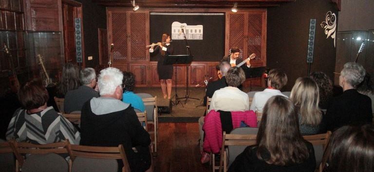 Tania Fernández y Tomás Fariña presentaron su disco "Cafe" en la Casa Museo del Timple