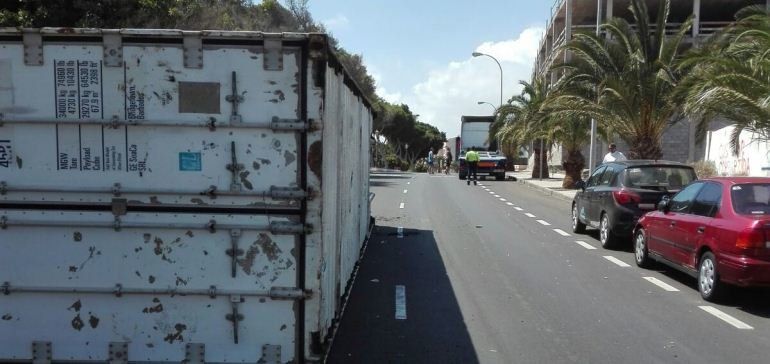 Aparatoso accidente de un camión en la avenida Medular de Arrecife