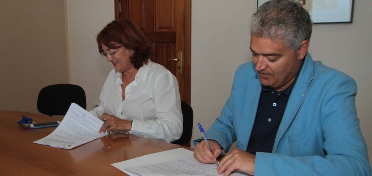 El Cabildo firma un convenio para adaptar las guaguas a personas con discapacidad sensorial o auditiva