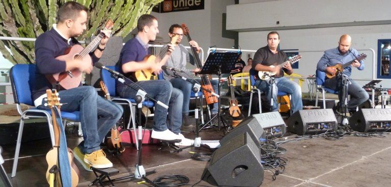 La Graciosa acogió  el encuentro musical 'Timples y otras pequeñas guitarras del mundo'