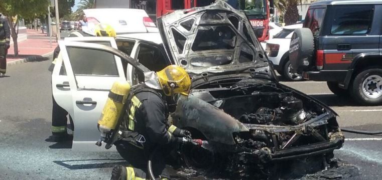 Arde un coche en la calle Océano Atlántico de Arrecife