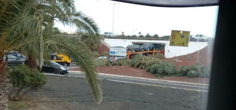 Un camión de remolque de vehículos se queda atascado en el puente de Playa Honda