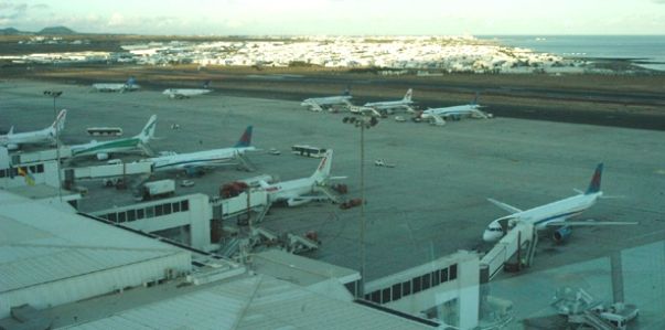 Malestar entre los pasajeros de un vuelo de Lanzarote que iba a Vitoria y aterrizó en Bilbao