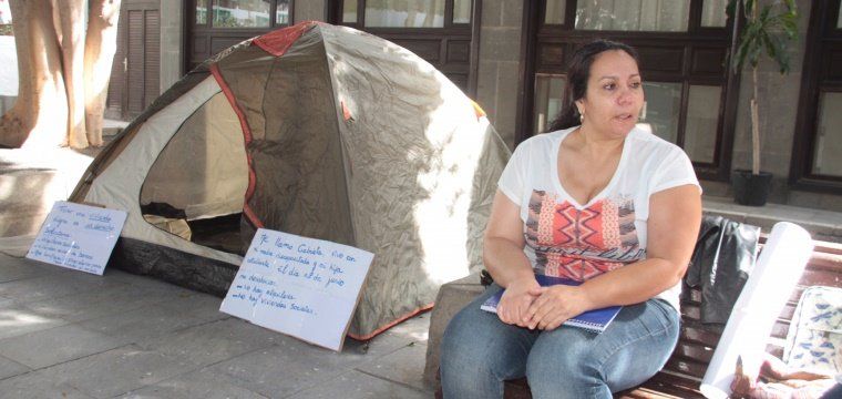 Una mujer a punto de ser desahuciada protesta en el Ayuntamiento de Arrecife para pedir alquileres sociales