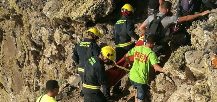 Emergencias asiste a un joven con deshidratación en el risco de Famara