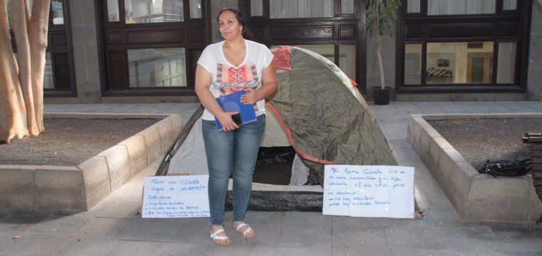La Policía desaloja la acampada frente al Ayuntamiento de Gabriela, que vuelve a La Recova