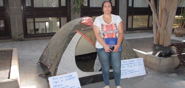 Gabriela abandona su protesta frente al Ayuntamiento de Arrecife y vuelve a su vivienda