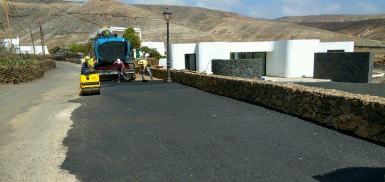 El Ayuntamiento de Haría mejora el asfalto de varias calles de Mala