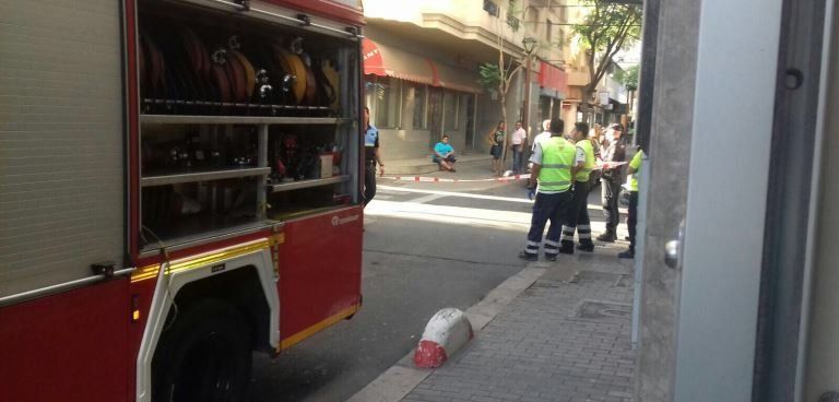 Los bomberos apagan el fuego de una vivienda en Arrecife