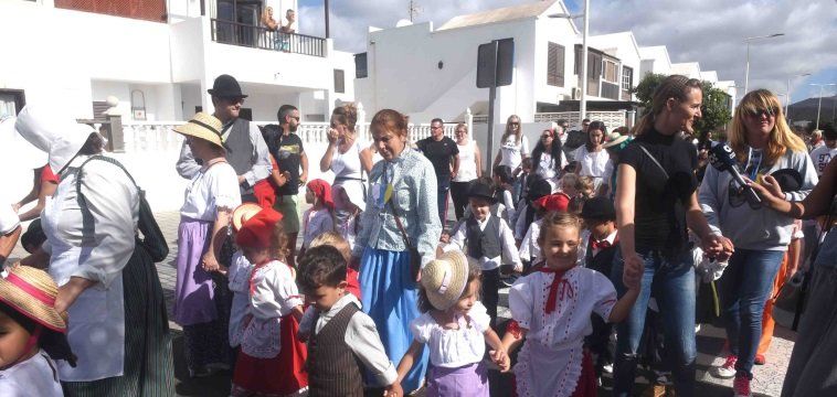 Casi 800 alumnos del colegio Playa Honda salen en romería por el Día de Canarias