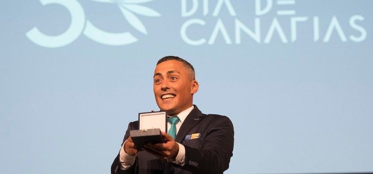 Miguel Páez recoge la Medalla de Oro de Canarias a la Plataforma Ciudadana La Graciosa, la 8ª Isla