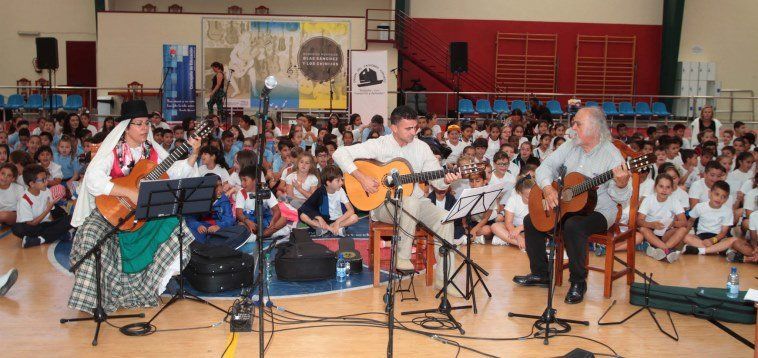 Unos 600 escolares de Arrecife rinden homenaje a Canarias con temas de Blas Sánchez