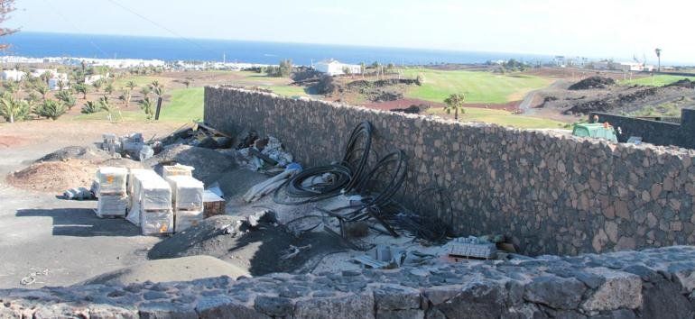 Tías precinta obras ilegales en el campo de golf de Rosa y el Seprona investiga posibles delitos