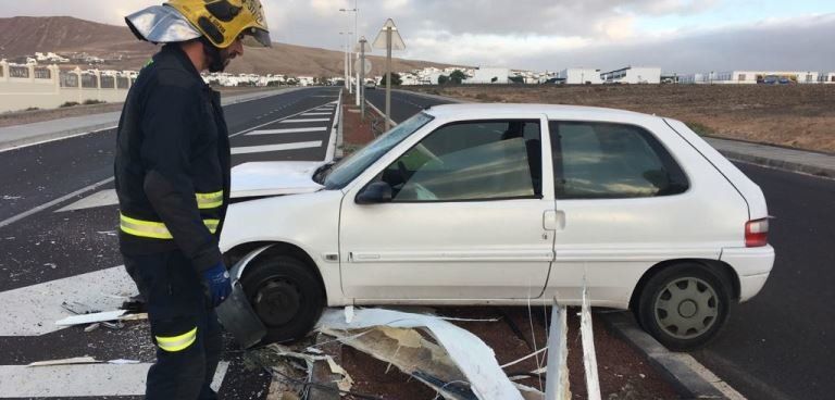 Se sale de la vía, choca contra una farola y abandona el coche Se sale de la vía, choca contra una farola y abandona el coche
