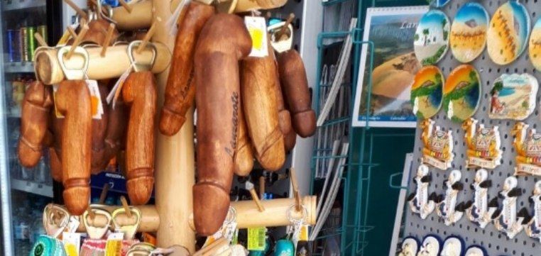 La Guardia Civil denuncia a 4 locales por la venta de souvenirs de carácter pornográfico