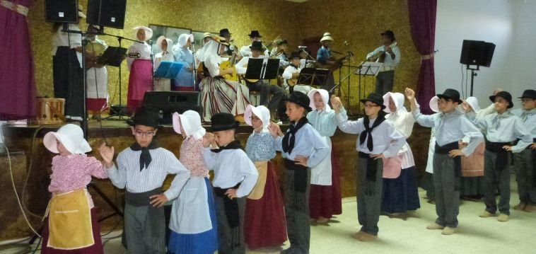 La Escuela de folclore de Tahíche clausura sus clases de música y canto con familiares y amigos
