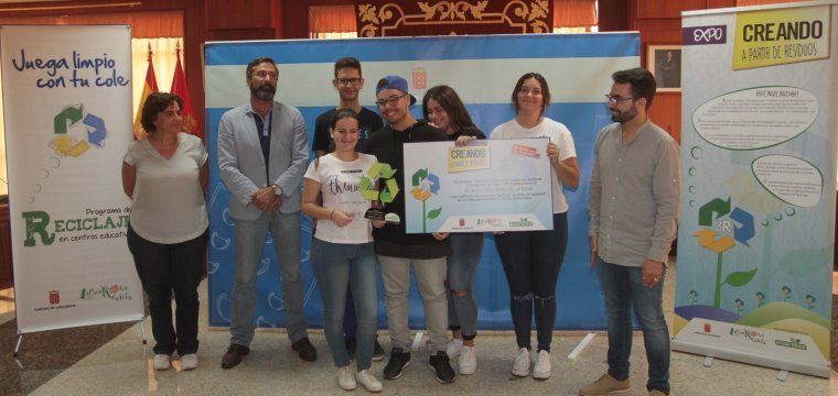 El instituto Blas Cabrera gana el concurso escolar Creando a partir de los residuos