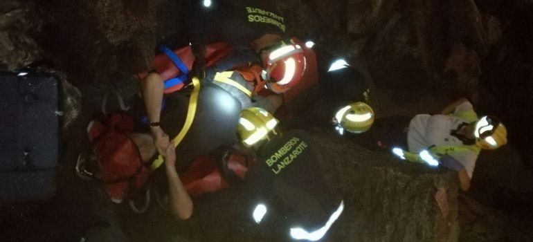 Los bomberos ayudan a evacuar a un hombre de la Cueva de Los Verdes tras sufrir un esguince