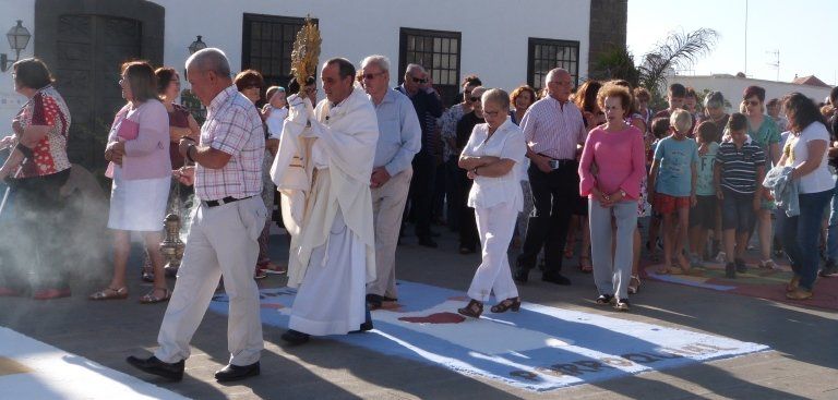 Teguise celebra el Corpus Christi con la tradicional Procesión por las alfombras de sal