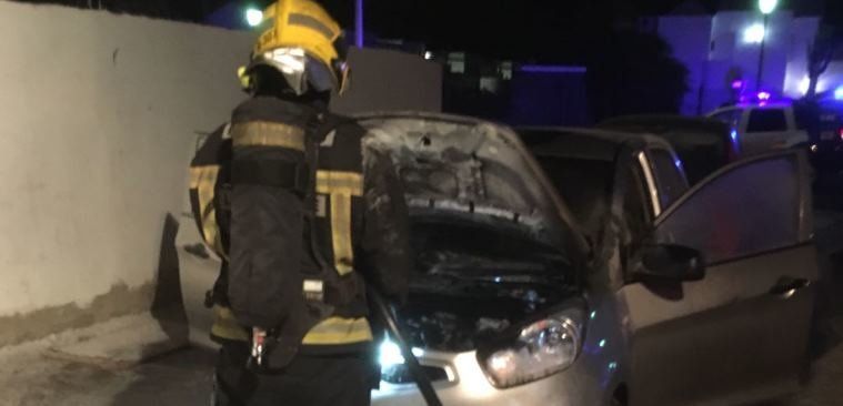 Los bomberos apagan un incendio en un coche en la calle Francia de Yaiza