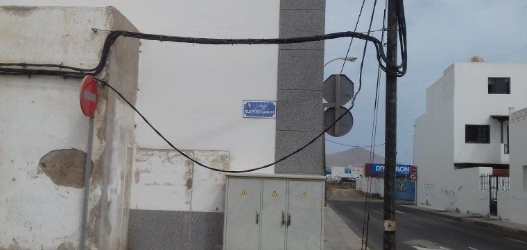 Denuncian un cable de tensión que cuelga en la calle Félix Pérez Camacho de Arrecife