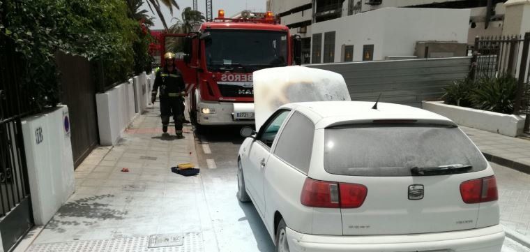 Los bomberos apagan un incendio en un vehículo en Puerto del Carmen