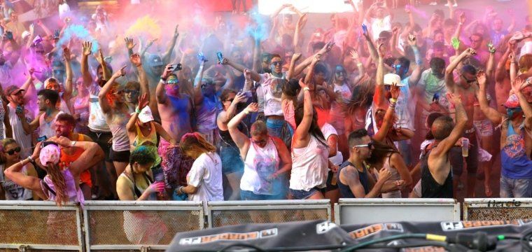 El festival ColorsTribe llena de color la explanada de Guacimeta en Playa Honda