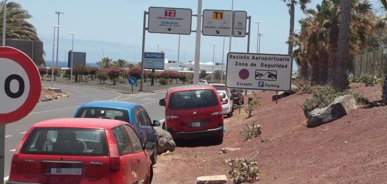 Critican que Aena esté retirando coches de trabajadores aparcados en el acceso al aeropuerto