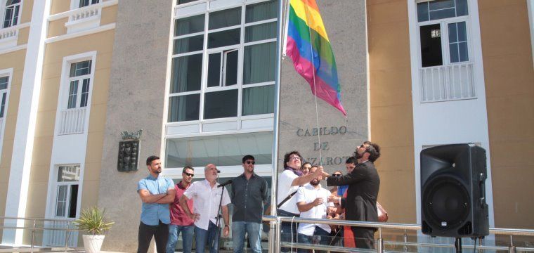 Lanzarote celebra el Día del Orgullo LGTBI+ con la lectura de manifiestos, banderas y luces del colectivo