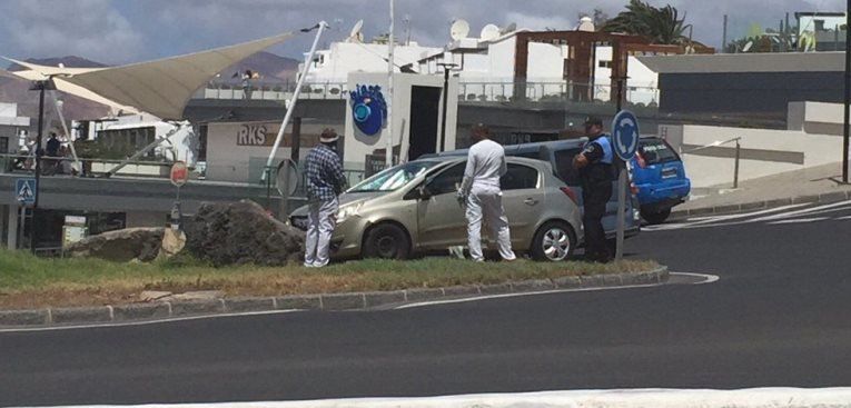 Un coche se empotra contra una rotonda de Puerto del Carmen