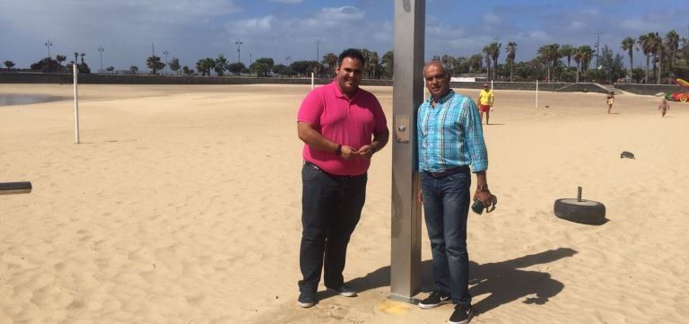 El Ayuntamiento de Arrecife culmina la instalación de duchas en la playa de El Reducto