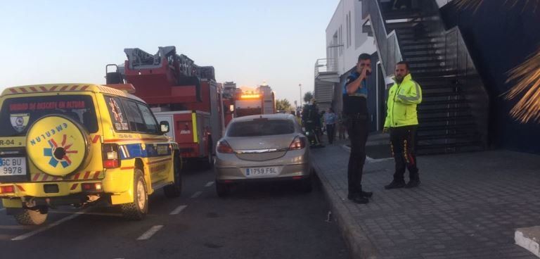 Un pequeño incendio en los locales de Hiperdino en el Deiland obliga a desalojar el centro comercial