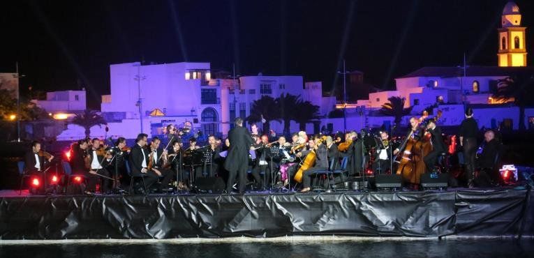 Cerca de tres mil personas disfrutaron del IV "Concierto en Vela homenaje al hombre del mar"