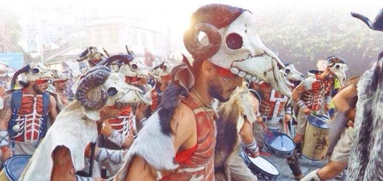 La batucada lanzaroteña Villa Pipol pone rumbo a Bucarest para representar al Carnaval canario