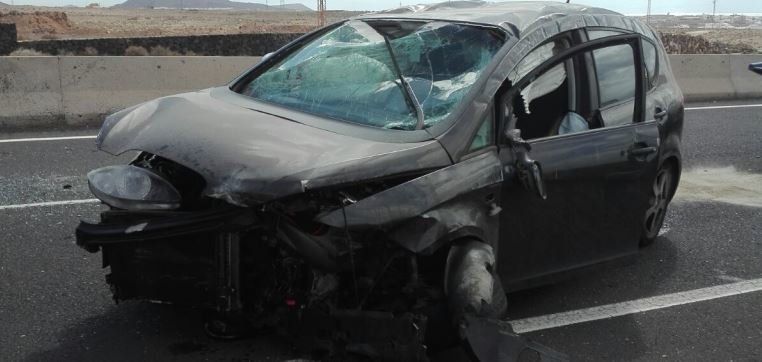 Trasladan a un joven al hospital tras sufrir un accidente en la carretera de San Bartolomé a Arrecife