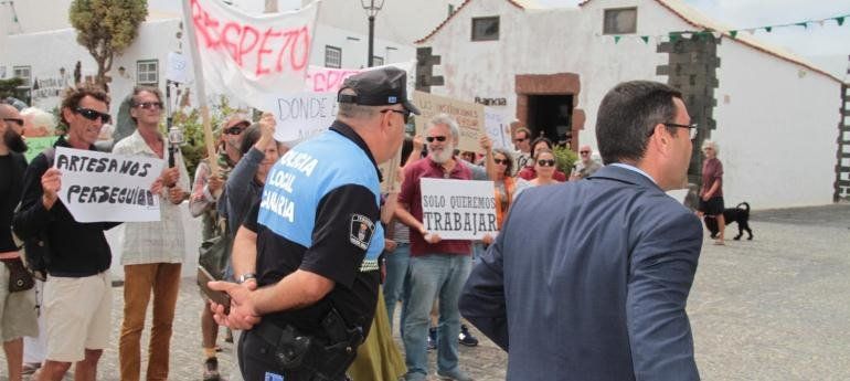 Vendedores de mercadillos de Teguise denuncian que el Ayuntamiento deja "en la calle" a 88 personas