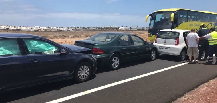 Cinco heridos leves en un choque entre tres vehículos a la entrada de Playa Blanca
