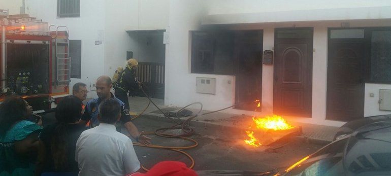 Los bomberos sofocan un incendio en una vivienda de Argana