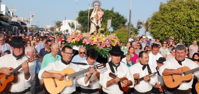 Playa Blanca combina tradiciones religiosas y conciertos para celebrar las fiestas del Carmen